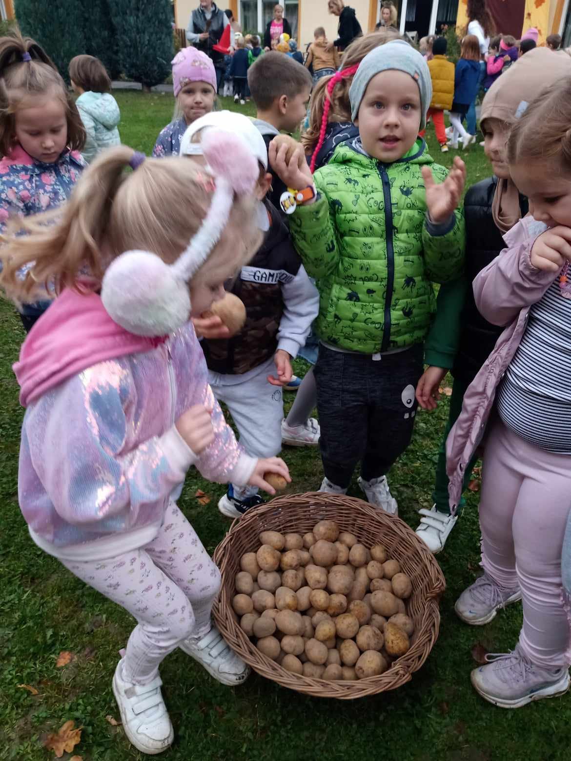 Read more about the article Święto pieczonego ziemniaka w przedszkolu